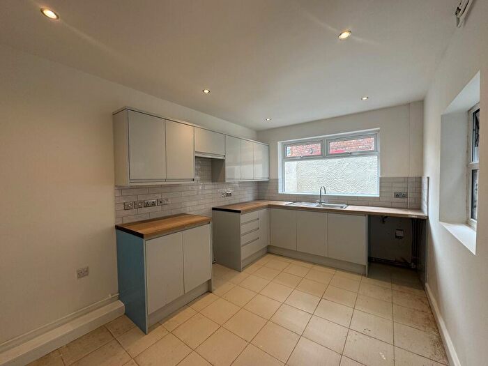 3 Bedroom Terraced House To Rent In Waltham Road, L6