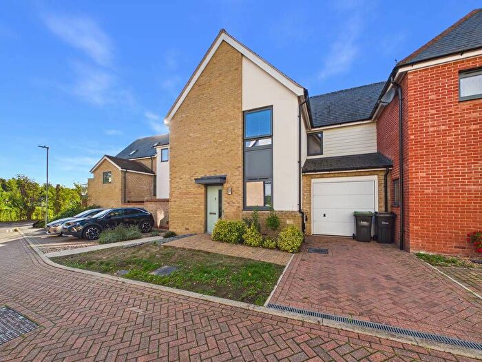 3 Bedroom Link Detached House To Rent In Henry Swan Way, Colchester, Essex, CO1