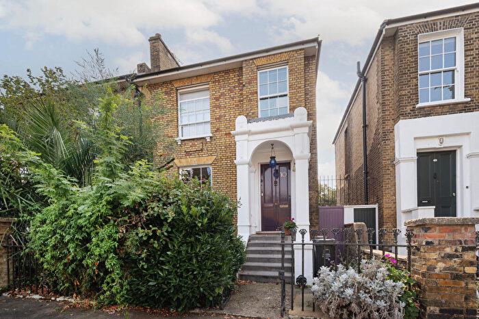 4 Bedroom Semi-Detached House For Sale In Shrubland Road, London Fields, London, E8