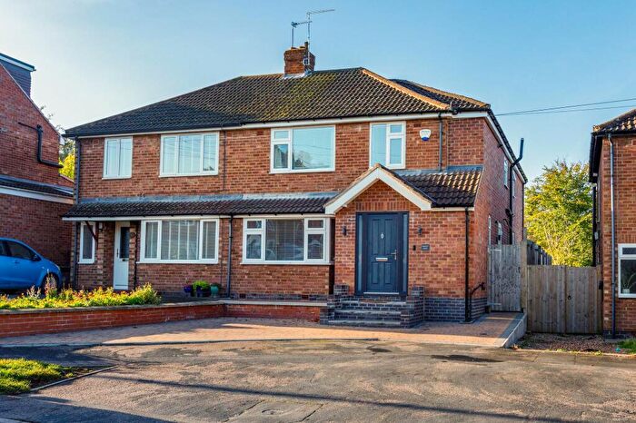 4 Bedroom Semi-Detached House For Sale In Kelvin Road, Leamington Spa, CV32
