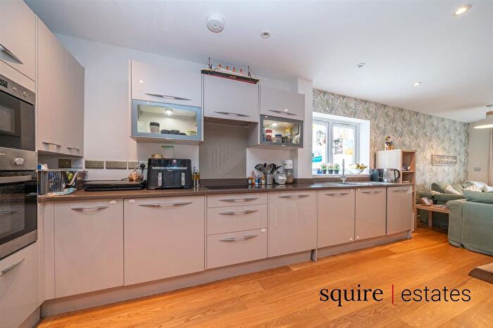 4 Bedroom Semi-Detached House For Sale In Park View Rise, Hemel Hempstead, HP2
