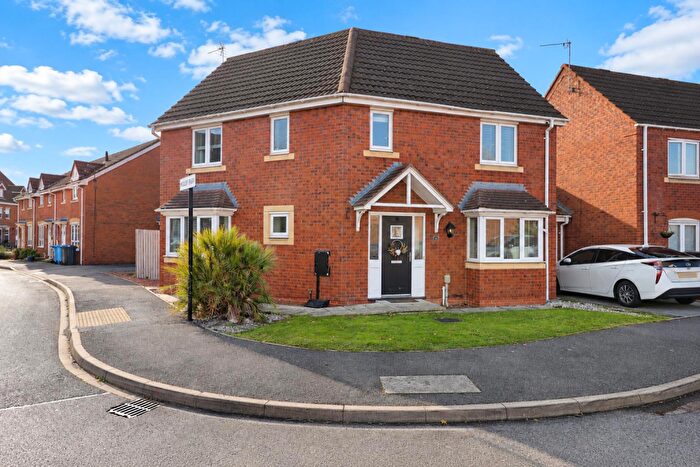 4 Bedroom Link Detached House For Sale In Halecroft Park, Kingswood, Hull, HU7