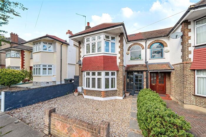 4 Bedroom Semi-Detached House For Sale In Gordon Road, London, N11