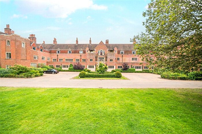 2 Bedroom Flat For Sale In Midhurst, West Sussex, GU29