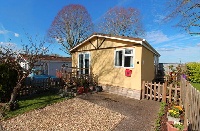 2 Bedroom Park Home For Sale In Limekiln Lane, Baldock, SG7