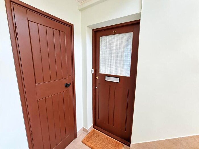 1 Bedroom Flat For Sale In Haslar Road, Gosport, PO12