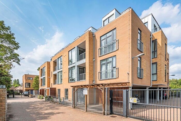 2 Bedroom Flat For Sale In Tentelow Lane, Southall, UB2