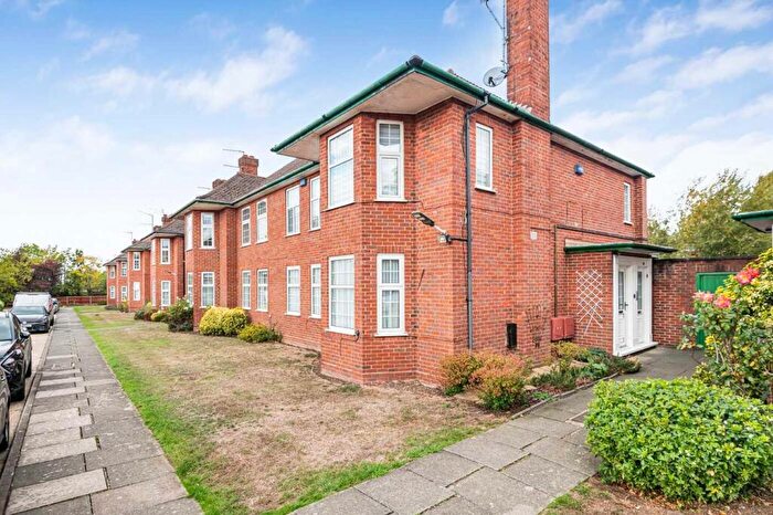 2 Bedroom Maisonette For Sale In Belmont Close, Cockfosters, EN4
