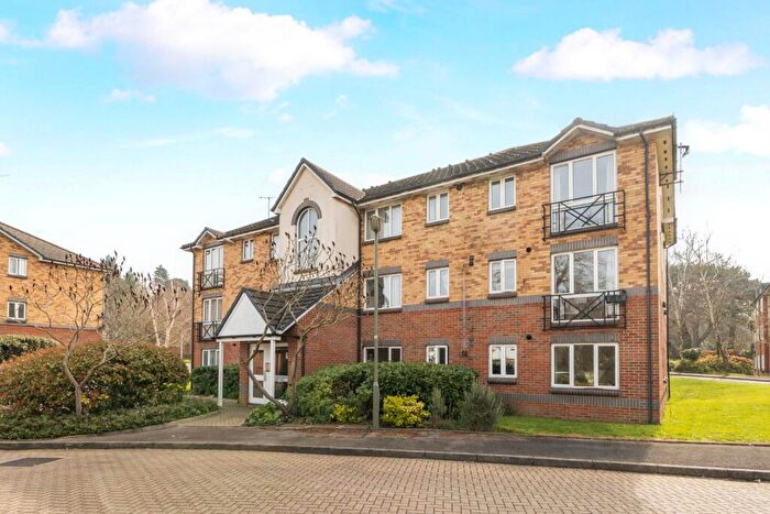 2 Bedroom Flat For Sale In Parry Drive, Weybridge, Surrey, KT13