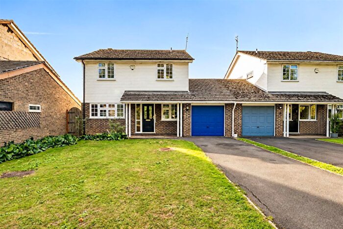 4 Bedroom Link Detached House For Sale In Cannon Court Road, Furze Platt, Maidenhead, SL6