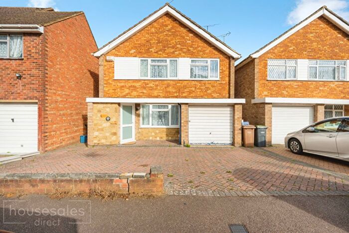 4 Bedroom Detached House For Sale In Rosslyn Crescent, Luton, LU3