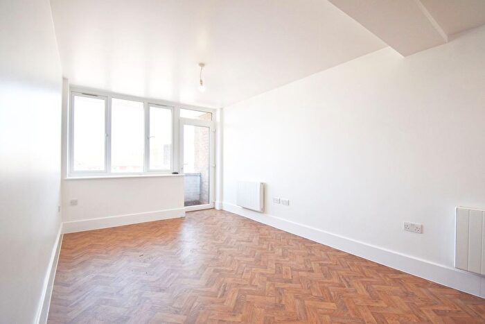 1 Bedroom Flat To Rent In Araby Corner, Shepperton, TW17