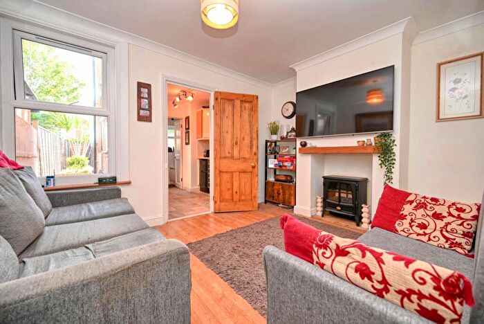 3 Bedroom Terraced House For Sale In Queens Road, Caversham, RG4