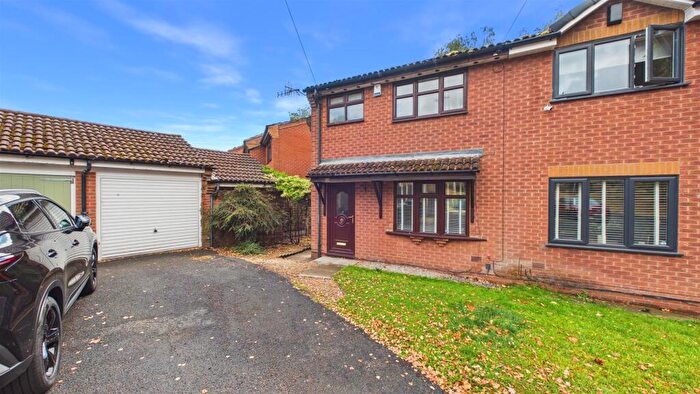 3 Bedroom Semi-Detached House For Sale In Chatsworth Road, Halesowen, B62