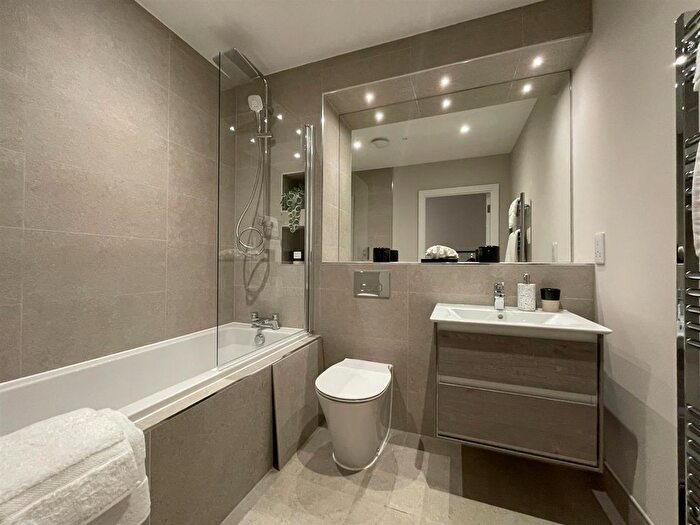 2 Bedroom Flat To Rent In Park Street, Maidenhead, Berkshire, SL6