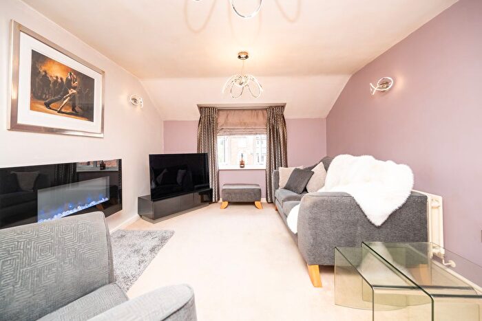 2 Bedroom Flat For Sale In Stratford Gardens, Bromsgrove, B60