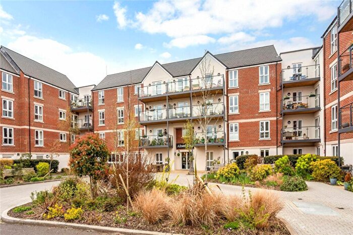 2 Bedroom Flat For Sale In Reading Road, Henley-On-Thames, RG9