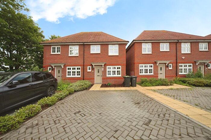 3 Bedroom Semi-Detached House For Sale In Armstrong Road, Luton, LU2