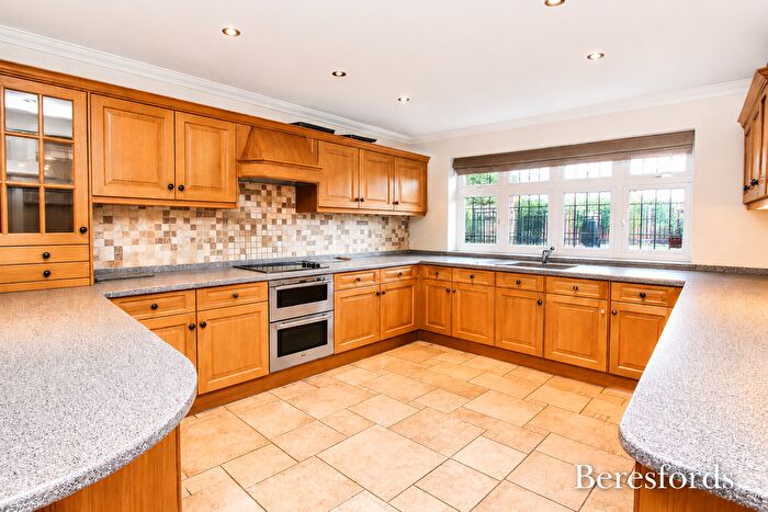 6 Bedroom Detached House To Rent In Burntwood Avenue, RM11