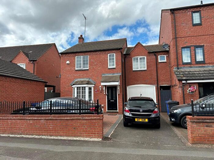 3 Bedroom Semi-Detached House To Rent In Quintonside, Northampton, NN4