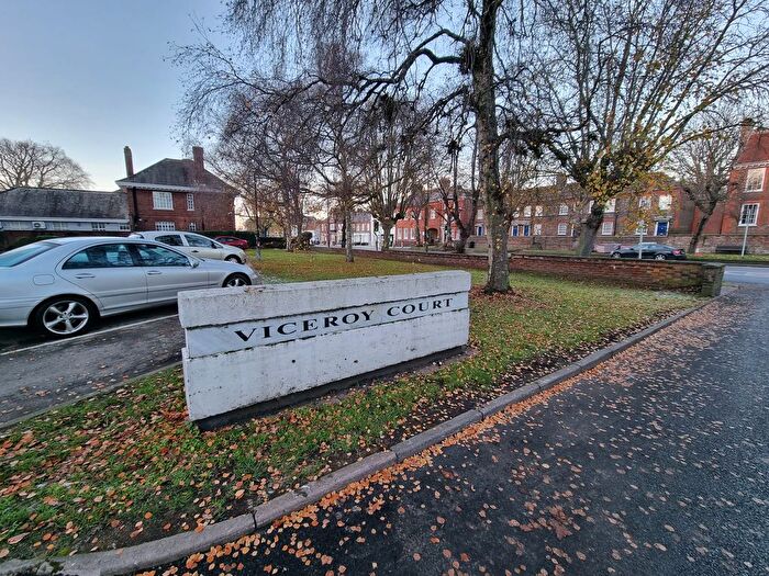 2 Bedroom Flat To Rent In Viceroy Court, High Street South, Dunstable, Bedfordshire, LU6