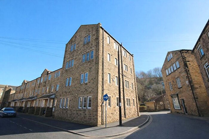 3 Bedroom Flat For Sale In Oxford Street, Todmorden, OL14