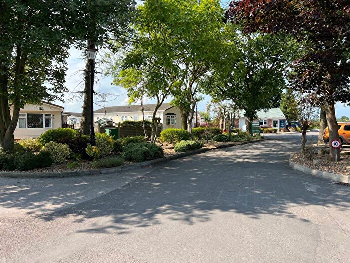 2 Bedroom Mobile/park Home For Sale In Cundall Drive, Acaster Malbis, York, YO23