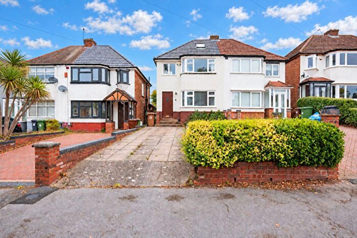 3 Bedroom Semi-Detached House For Sale In Pierce Avenue, Solihull, B92