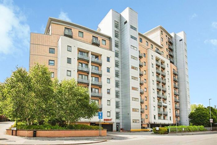 2 Bedroom Flat For Sale In Elmwood Lane, Leeds, LS2