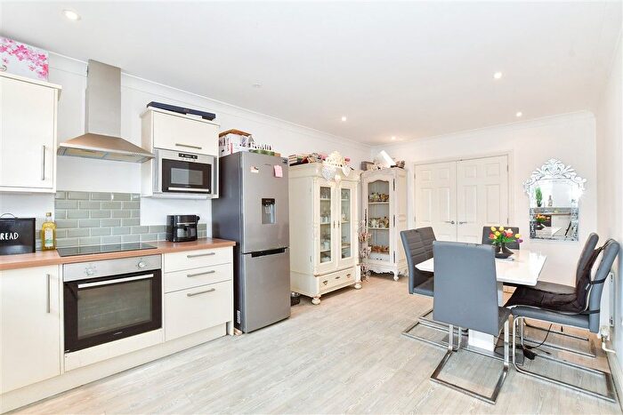 2 Bedroom Chalet For Sale In New Hythe Lane, Larkfield, Kent, ME20