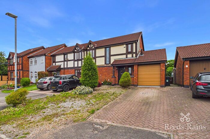 3 Bedroom Semi-Detached House For Sale In Beechfield Mews, Hyde, Greater Manchester, SK14