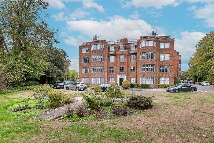 3 Bedroom Flat For Sale In Portsmouth Road, London, SW15