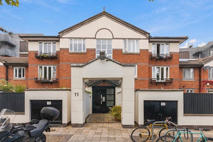 1 Bedroom Flat For Sale In Gloucester Square, Bethnal Green, E2