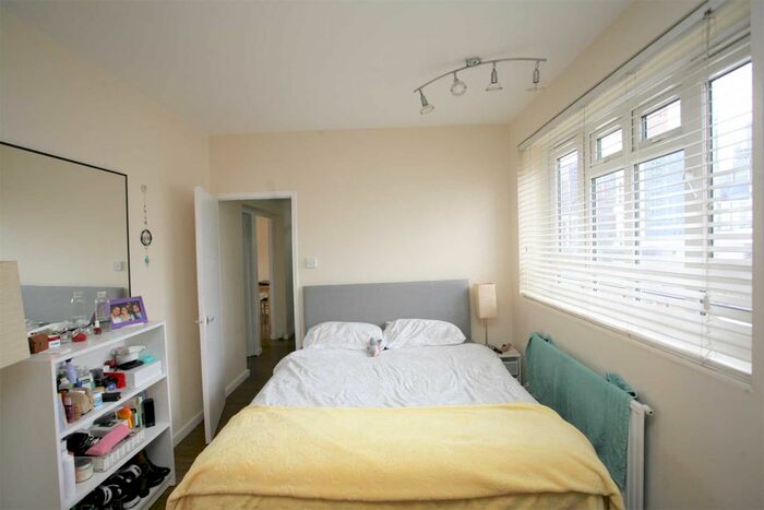3 Bedroom Flat To Rent In Hunter House, Vauxhall, SW8