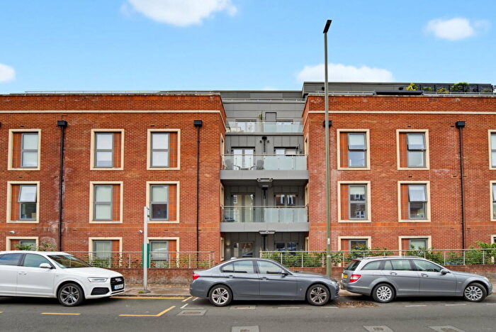 2 Bedroom Flat For Sale In Queens Road, Weybridge, KT13