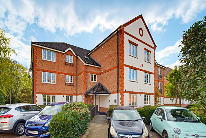 2 Bedroom Flat For Sale In Meadow View, Chertsey, KT16