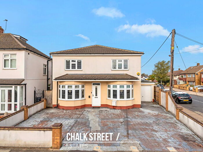 4 Bedroom Detached House For Sale In Hubert Road, Rainham, RM13