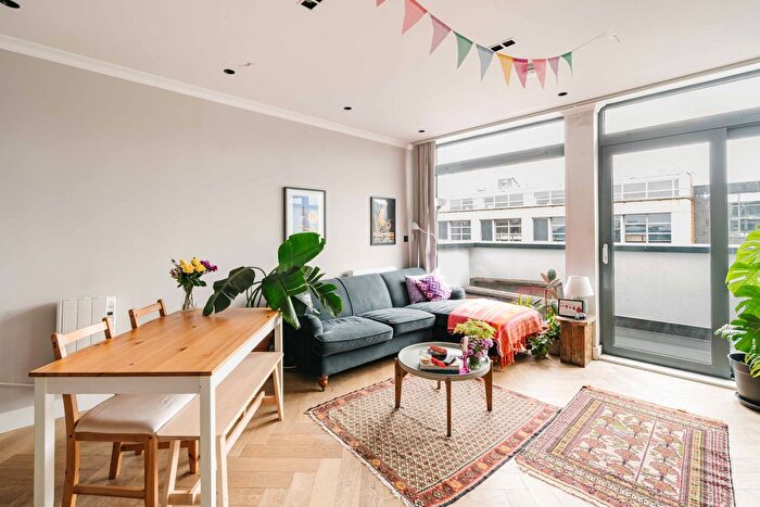 3 Bedroom Flat For Sale In Kingsland Road, Hackney, London, E8