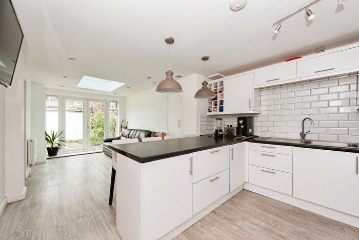 5 Bedroom Chalet For Sale In Glasbrook Avenue, Twickenham, Greater London, TW2