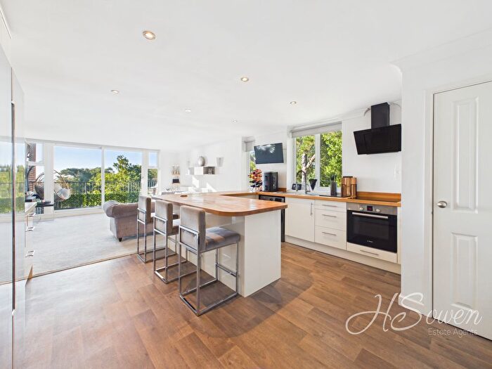 3 Bedroom Flat For Sale In Danby Heights Close, Torquay, TQ1