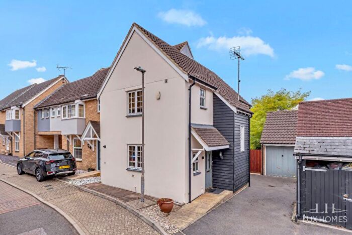 3 Bedroom Semi-Detached House For Sale In Hare Bridge Crescent, Ingatestone, CM4