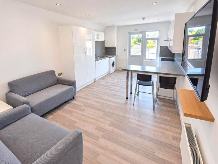 4 Bedroom Flat To Rent In Christchurch Road, Reading, RG2