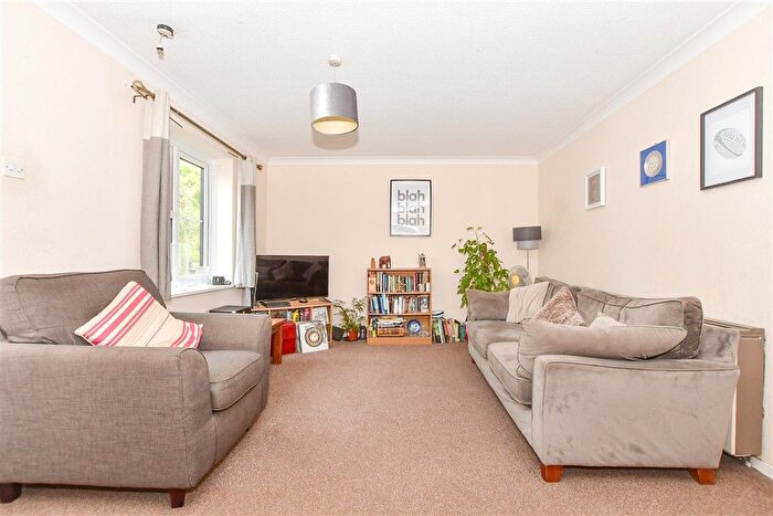 2 Bedroom Maisonette For Sale In Oak Tree Close, Marden, Tonbridge, Kent, TN12