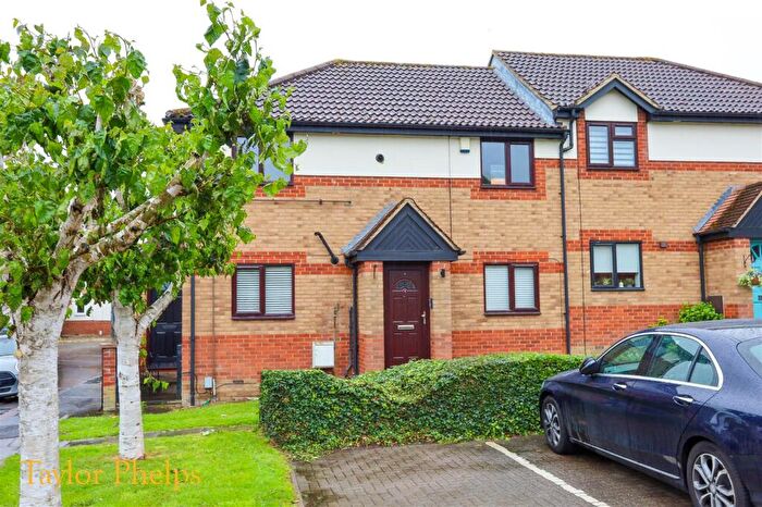 2 Bedroom Maisonette To Rent In Hollybush Way, Cheshunt, EN7