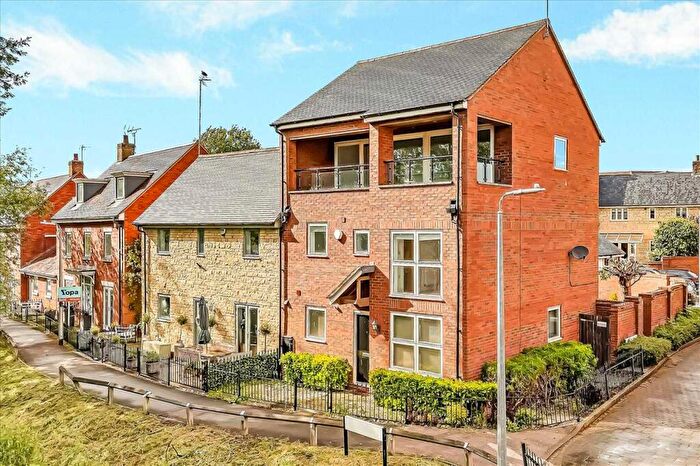 4 Bedroom Semi-Detached House For Sale In Wagstaff Way, Olney, MK46