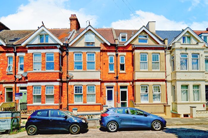 1 Bedroom Flat To Rent In Windsor Road, BH5