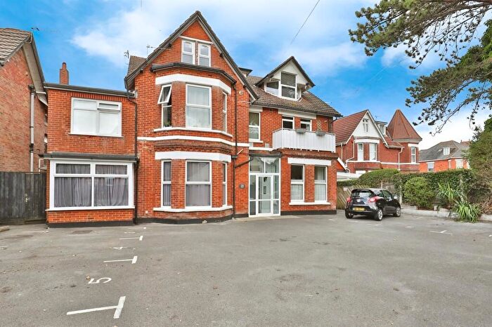 2 Bedroom Flat For Sale In Cecil Road, Bournemouth, BH5
