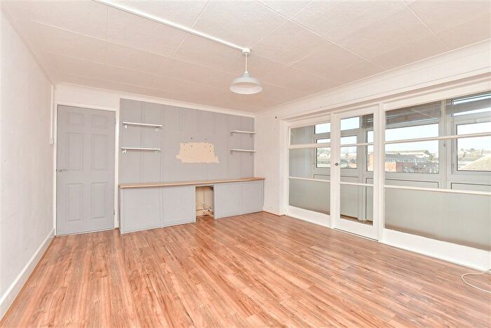 2 Bedroom Flat For Sale In Wentworth Drive, Sittingbourne, Kent, ME10