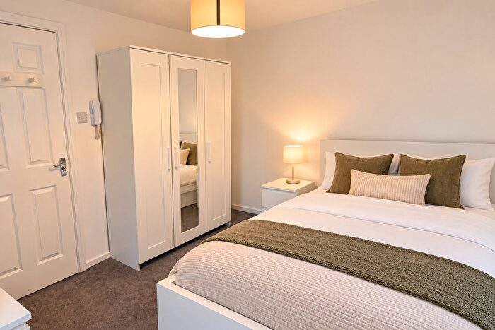 1 Bedroom Town House To Rent In Holmsley Walk, Oulton, LS26