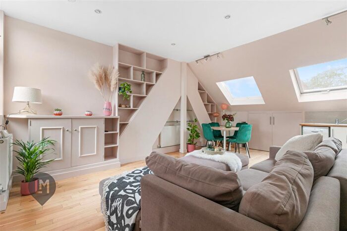 2 Bedroom Flat For Sale In Garratt Lane, London, SW18